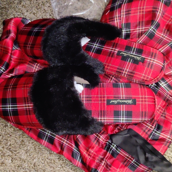 Slippers and dust bag - Picture 2 of 9